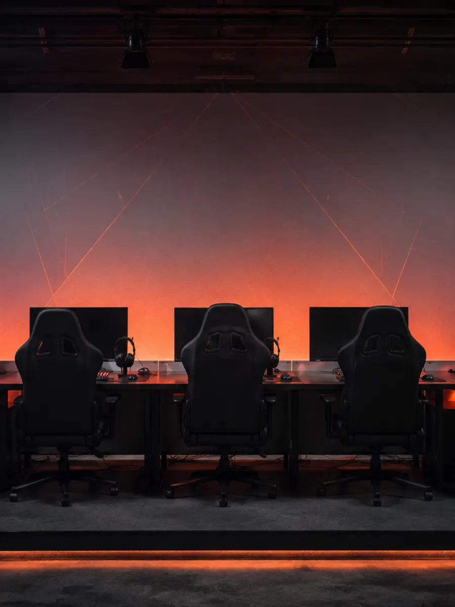Escenario con sillas gamer preparado para un torneo